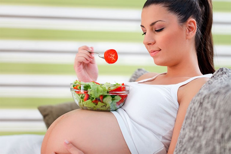Почему женщина прибавляет вес при беременности и какие последствия превышения набора веса?