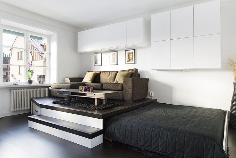 В этом варианте белые подвесные шкафы не скрадывают пространство и являются отличной дополнительной системой хранения