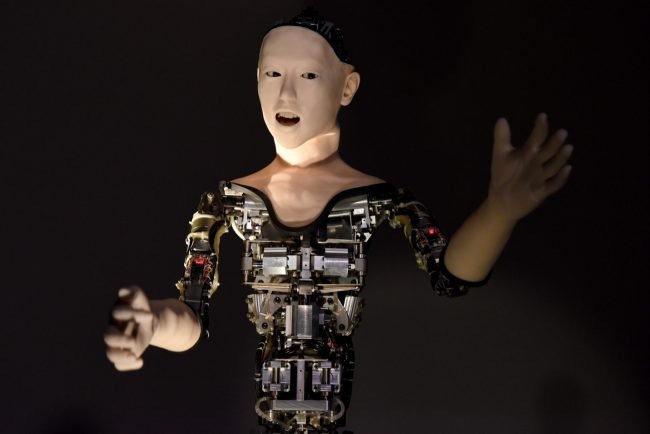  Есть мнение, что Япония переживает всплеск любви к гуманоидным роботам, то есть андроидам.