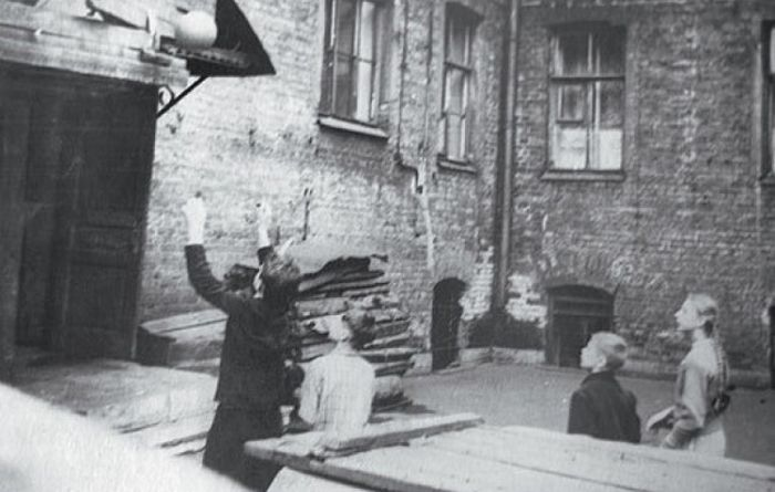 Вырос он в коммунальной квартире в Ленинграде, в Басковом переулке.