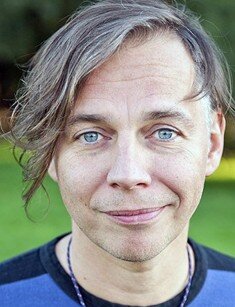 По словам Лагутенко, в Калифорнии, где у него есть недвижимость, проще всего контактировать с саундпродюсерами и музыкальными агентами. На западное побережье США Илья Лагутенко переехал несколько лет назад – вместе с женой-моделью и детьми. 