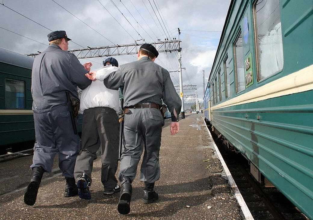 Встреча двух пассажирских поездов. Полиция на Железнодорожном транспорте. Преступность на Железнодорожном транспорте. Транспортная полиция. Транспортная полиция на вокзале.