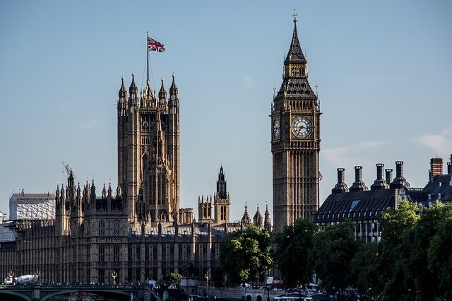 Правительство Великобритании заявило о намерении обязать все компании, зарегистрированные на ее заморских территориях,  раскрывать информацию о бенефициарных собственниках.