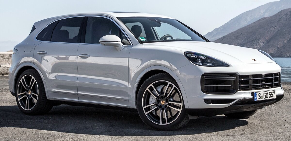 Нетрудно догадаться, что в Porsche осмелились на Macan, когда со всем своим серьезным немецким подходом оценили успех Cayenne: в третьем поколении подряд большой кроссовер продается великолепно. Ах да, скоро нас осчастливят модификацией Cayenne Coupe