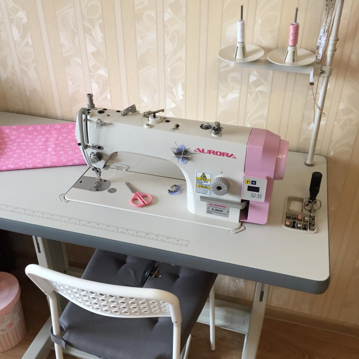 Машинки шить купить. Швейная машина Aurora a-0302de. Швейная машина Aurora 0302de со столом. Промышленная швейная машина Aurora 0302.