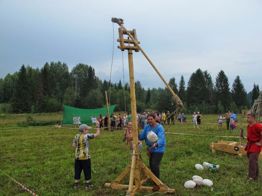  Более древние артиллерийские орудия, где метание снарядов производилось за счет механической энергии были представлены катапультой