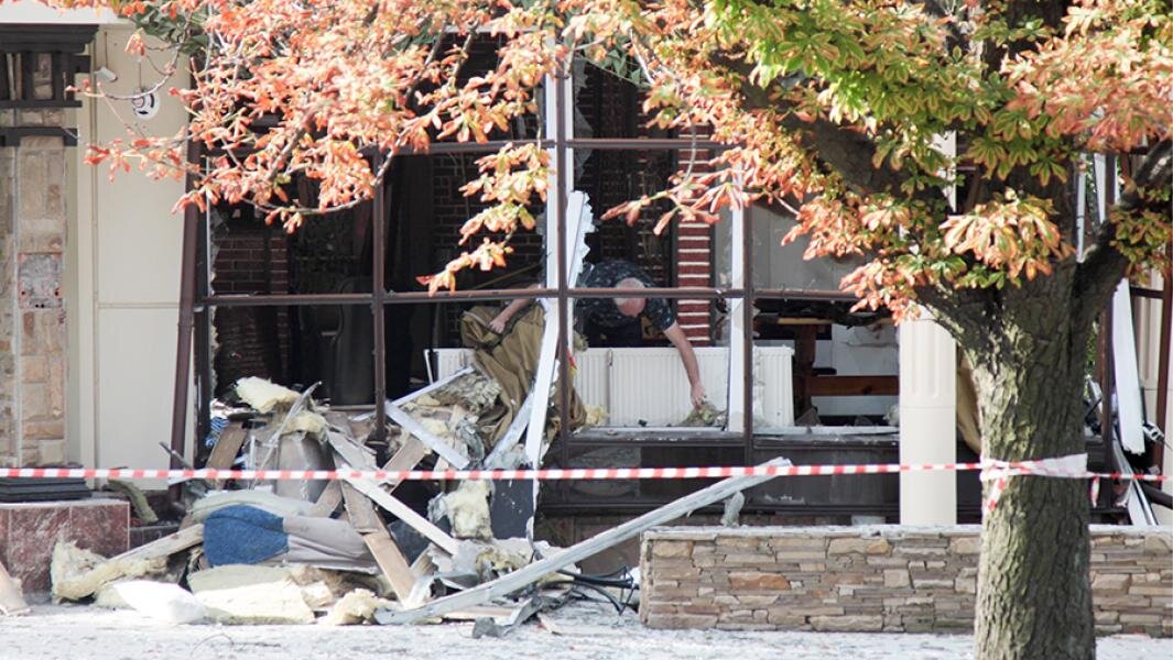 На месте взрыва у кафе "Сепар", в результате которого погиб глава ДНР Александр Захарченко, Донецк. Фото: ТАСС/Валентин Спринчак