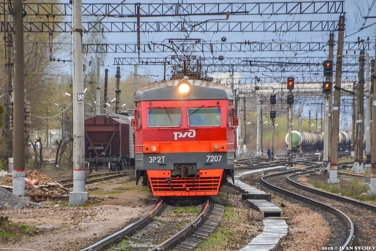 4 ж д. Электровозы и электропоезда. Электровоз лицо. Лицо тепловоза. Электричка эр2т и электровоз чс2к.