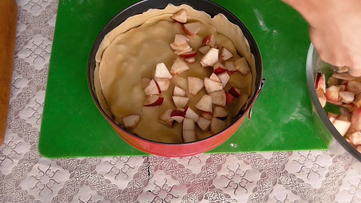 Яблочный пирог много начинки