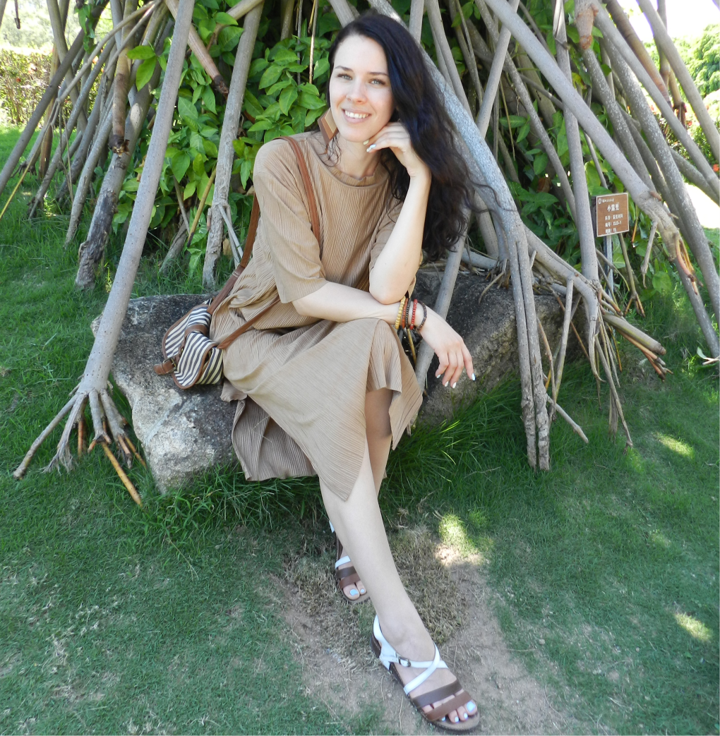 СТАВЬТЕ ❤, ЕСЛИ ХОТИТЕ ПОБУЖДАТЬ КЛИЕНТОВ К ПОКУПКЕ  ⠀ 
Триггер - это то, что вызывает реакцию. Правильно расставленные триггеры побуждают человека к действию, вызывает эмоции. 
⠀ 
Для чего нужны триггеры? 
- заинтересуете больше подписчиков; 
- поможете людям преодолеть всевозможные барьеры перед целевыми действиями; 
- построить хорошие отношения с аудиторией; 
- и самое главное увеличите конверсию ваших трудов. 
⠀ 
Под каждую рекламу и задачу необходимо выбирать свой триггер. Приведу несколько примеров: 
⠀ 
📌 Ограниченное количество или лимитированная линия продукта. Это даёт ощущение эксклюзивности, уникальности и, конечно, побуждает как можно быстрее завладеть этим продуктом 
⠀ 
📌 Новинка 
Мы все любим новизну. Новинки заставляют нас думать, что продукт стал лучше, красивее и интереснее. Это мотивирует нас на покупку. 
⠀ 
📌 Добавление на рекламную страничку акцию «Продукт дня, недели, месяца» с обратным отсчетом времени акции 
Помогает людям совершать импульсивные покупки, так же делая акцент на ограничение во времени, но уже со скидкой. 
⠀ 
📌 Постепенное уменьшение скидки 
Метод для совершения покупки «здесь и сейчас», не дающий пользователю раздумывать. Сгорающая с каждым днем скидка сподвигает на покупку. Делайте эту уловку на оффер, который нужно как можно быстрее распродать. 
⠀ 
📌 Взаимовыгода 
Давайте что-то взамен целевых действий пользователей. Это поможет наладить контакт и оставить теплые отношение людей с рекламной страницей. 
⠀ 
📌 Объясняйте, почему 
«Мы поможем вам стать лучше, стройнее и успешнее, жертвуя всего часом нашего времени.» 
⠀ 
📌 Продукт нравится окружающим 
Используйте отзывы от своих клиентов или показывайте, сколько людей используют ваши продукты, чтобы ваша аудитория узнала, что ваш продукт дает результаты. 
⠀ 
📌 История связанная с продуктом 
Используйте инструмент сторителлинг 
⠀ 
📌 Предвкушение 
Делайте объявления, создавая иллюзию того что продукт вот-вот будет выпущен, и люди ждали. 
⠀ 
📌 Повторные покупки 
Сделайте программу накопления бонусов за последнюю покупку или накопительную скидку. 
Подписывайтесь на мой канал и каждый день читайте новые статьи про маркетинг и бизнес.
#garbuzova_pro_marketing #ольгагарбузова #маркетинговоеагентство
 