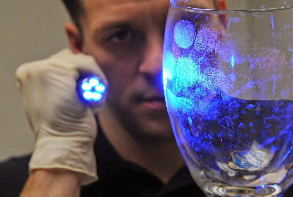 Средства выявления следов рук. Ультрафиолетовое излучение в криминалистике. Обнаружение следов пальцев рук. Дактилоскопические порошки в криминалистике. Дактилоскопическая экспертиза» (и.