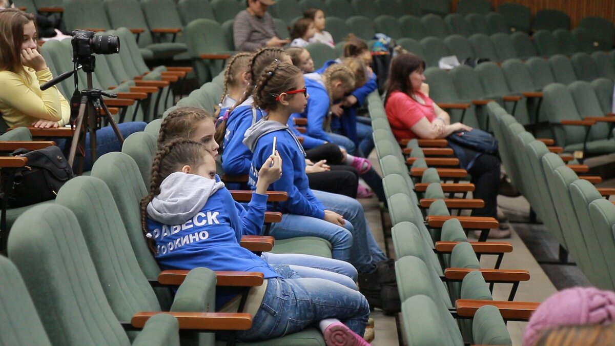 Солисты, дуэты и творческие коллективы участвовали в различных номинациях циркового искусства. Акробатика, эквилибристика, клоунада, жонгляж, иллюзионный и оригинальный жанры. Особое внимание заслужила воздушная гимнастика. Захватывали дух номера, выполненные на полотнах, ремнях и других цирковых приспособлениях.