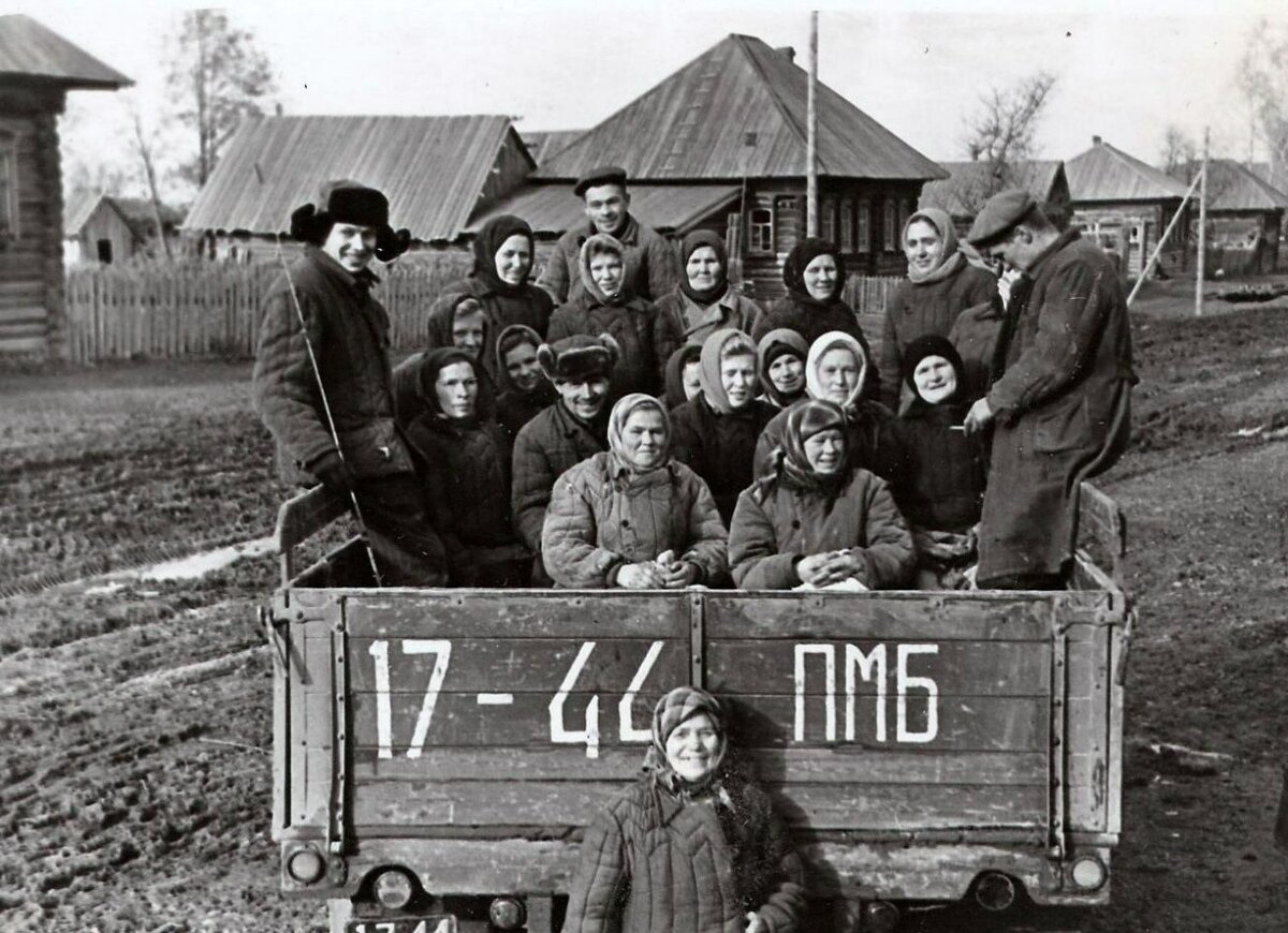 Колхоз это в ссср. Крестьяне в колхозе. Колхозы 1960. Крестьяне в СССР. Советский колхозник.