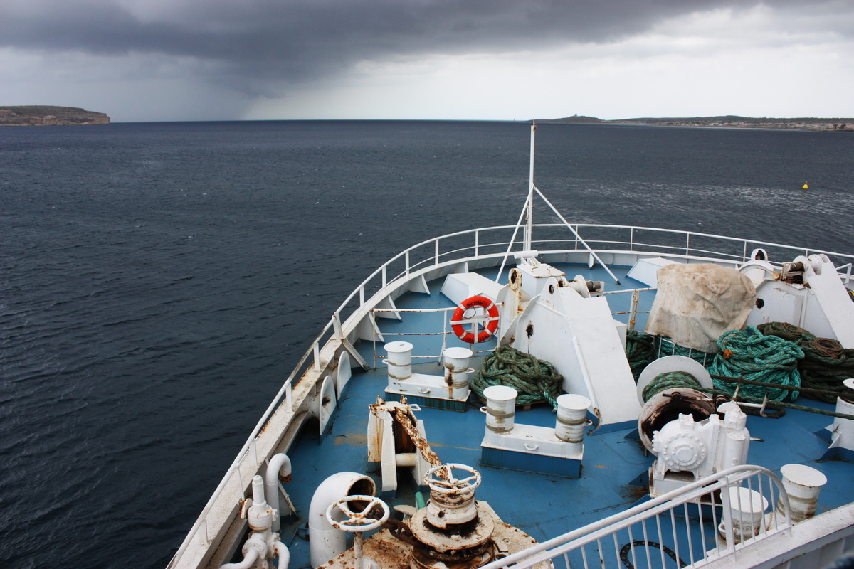 По пути к острову Гозо не раз сталкиваешься с резкими переменами в погоде. Яркое солнце сменяется штормом, а через пять минут – снова штиль. По рассказам местных, так бывает часто.