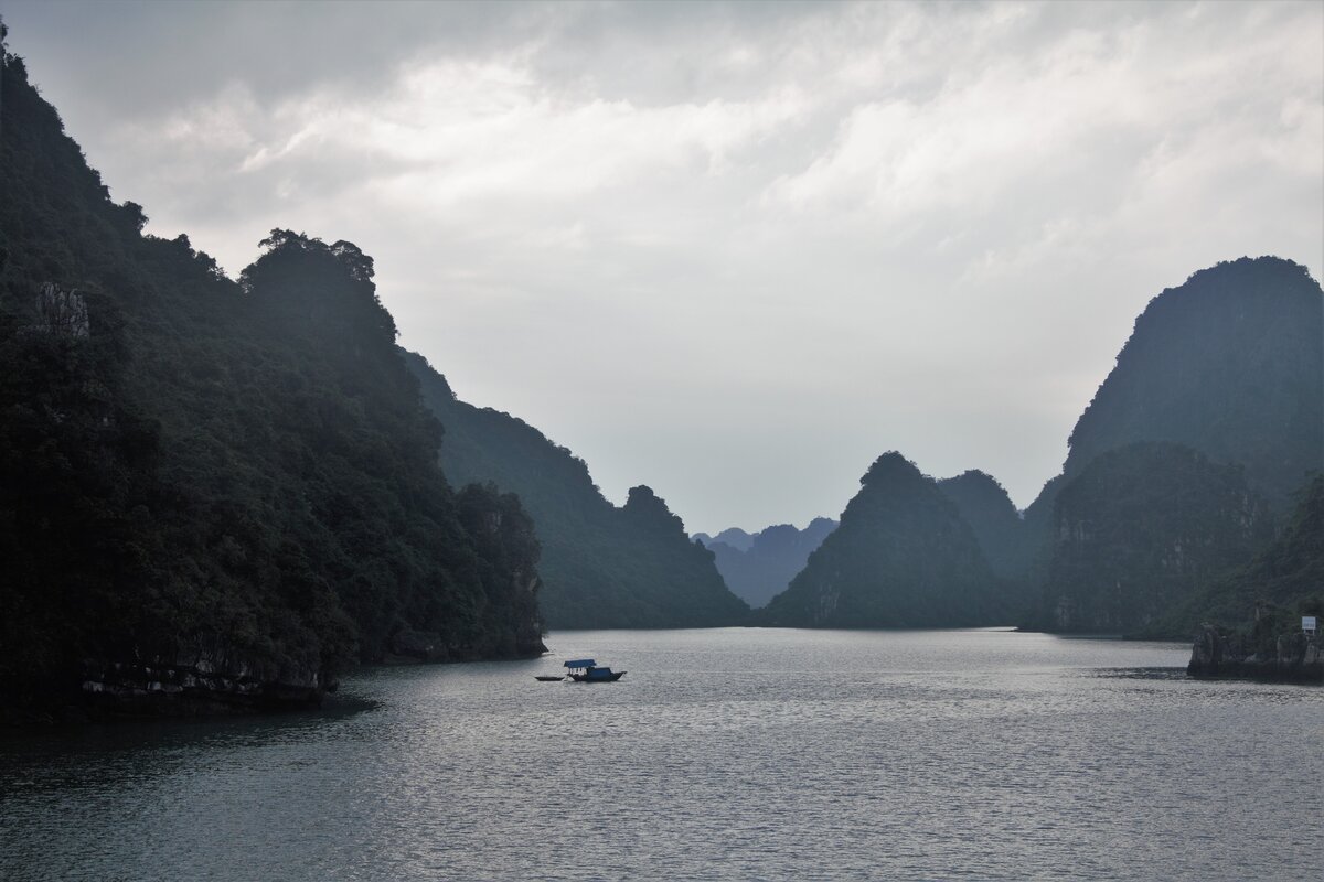 Заплыв туда был немного пасмурный, и на фото серые цвета сливаются, невооруженный глаз, конечно, видим больше.