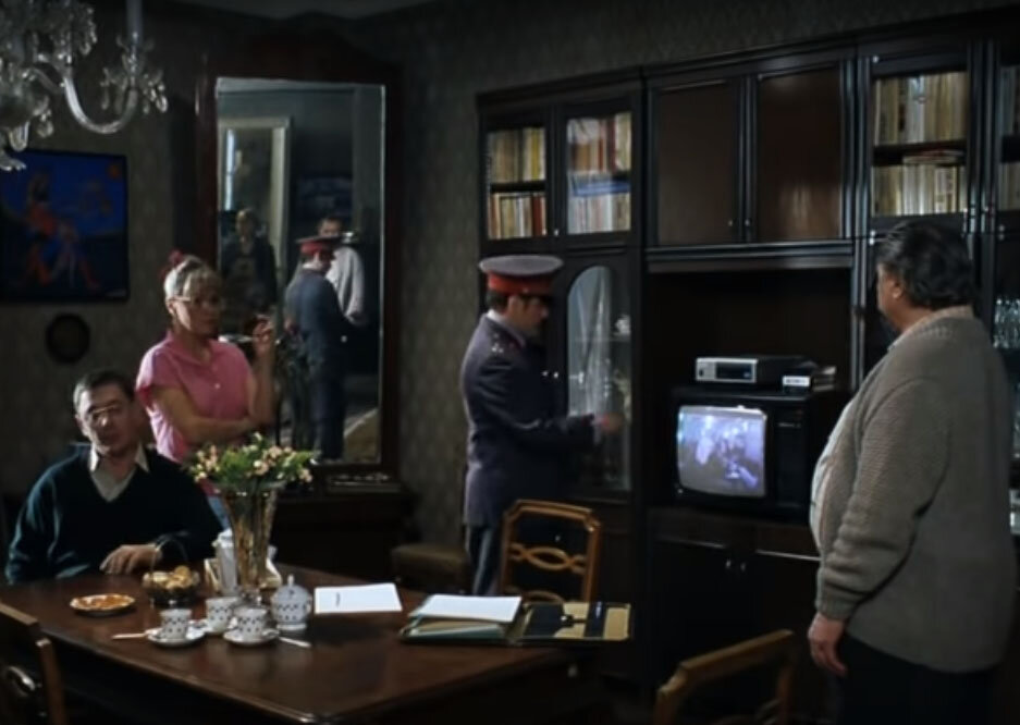 Милиция изымает кассету с порнографическим фильмом "Последнее танго в Париже". Кадр из фильма Владимира Меньшова "Зависть богов".