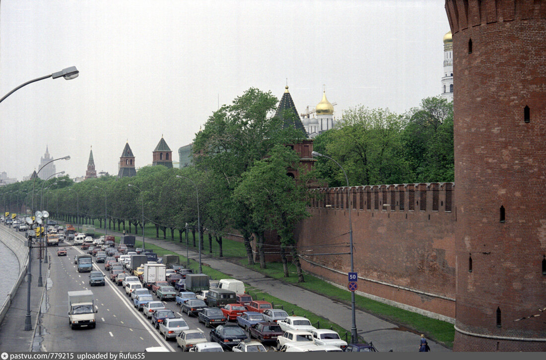Ураган в москве 1998 кремль. Москва 1998. Тверская улица в москве 1998 год. Москва 1999. , 1990 в москве.