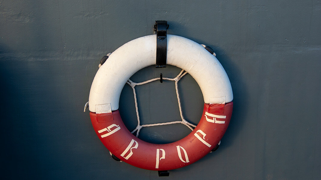 Спасательный круг на корабле фото