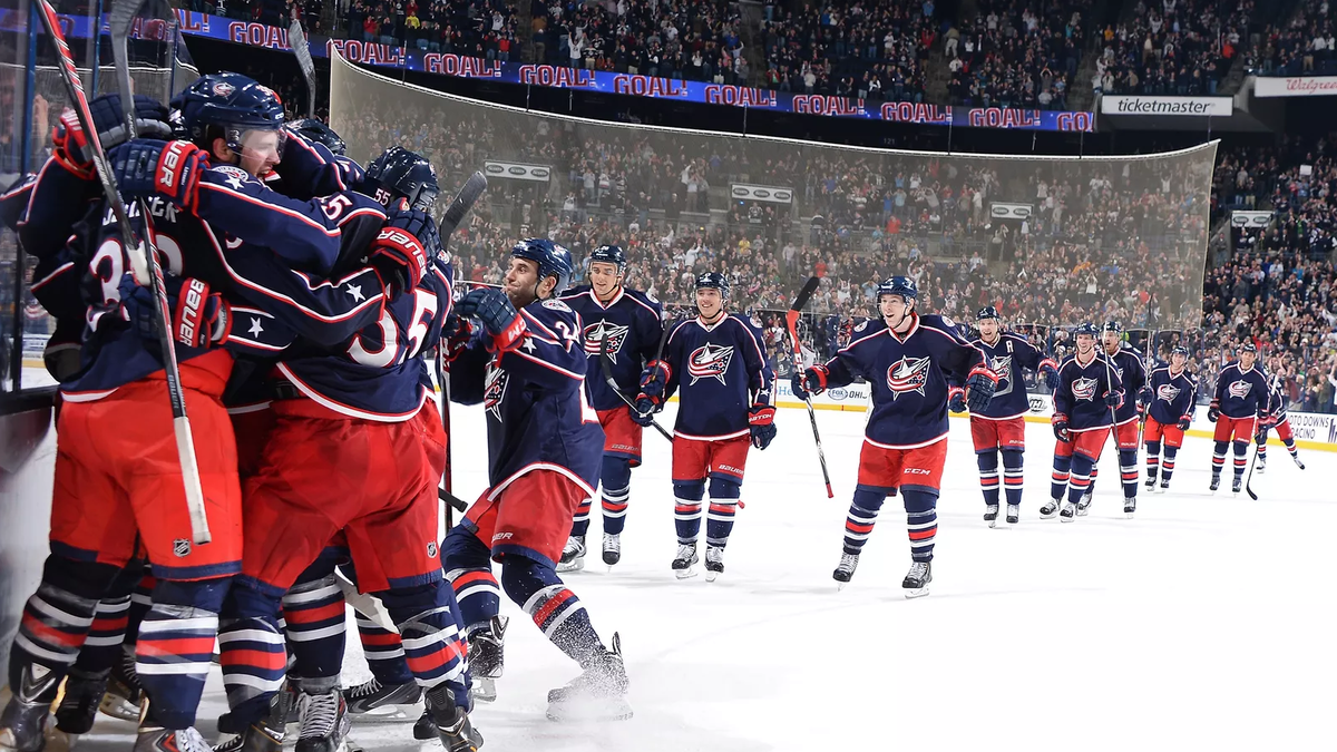 Все внимание на «Лос-Анджелес»! Когда же у «Кингз» начнется «движение вверх»? Может быть именно после этого матча? Насколько это реально, мы и попробуем разобраться. Читайте наш очередной прогноз и делайте выводы. 
Форма команд
«Коламбус» выиграл более половины проведенных матчей и находится на седьмой строчке восточной конференции. Но в настоящее время команда испытывает небольшой (или все же большой?) спад, проиграв два последних матча («Вашингтону» 0:4 и «Ванкуверу» 2:3) и четыре последних матча из пяти. Для столь высокого места в таблице «жакеты» довольно много пропускают, в среднем 3,4 шайбы за игру. На домашнем льду – семь побед в пятнадцати матчах и три поражения подряд.

«Лос-Анджелес» никак не может подняться со дна – все еще предпоследнее место и четыре поражения в пяти последних матчах. Небольшую долю оптимизма внушает то, что команда время от времени выигрывает у сильных соперников, так 9 декабря был обыгран «Вегас» 5:1, а 3 декабря – «Каролина» 2:0. «Лос-Анджелес» забросил в ворота соперников меньше всех шайб в лиге – 71 в 32 встречах. В гостях только четыре победы (две в основное время) в четырнадцати поединках.

В составе «Лос-Анджелеса» девять (!) травмированных хоккеистов, в том числе Илья Ковальчук. У «Коламбуса» в лазарете только один человек.

Статистика россиян
Артемий Панарин – 32 очка (7+25).

Сергей Бобровский – 11 побед в 20 матчах. В среднем 3,14 пропущенных гола за игру. 89,8% отраженных бросков.

Илья Ковальчук – 14 очков (5+9). Коэффициент полезности «-13».

Никита Щербак – один гол в трех матчах. Коэффициент полезности «0».

История личных встреч

Команды провели между собой 30 очных поединков, на счету «Лос-Анджелеса» 21 победа. Разница забитых и пропущенных шайб также в его пользу 97:67. В этом сезоне команды уже встречались, и «Лос-Анджелес» выиграл 4:1.

Прогноз и ставки
Несмотря на уверенное преимущество «Кингз» в очных поединках, в настоящее время шансов на его победу над «Коламбусом» крайне мало. Причиной тому – невнятный хоккей, очень плохая игра на чужих площадках, невероятно низкая результативность и огромное количество травмированных игроков.

Букмекеры с нами согласны, а лучший коэффициент предлагает БК «Winline».

Победа 1.