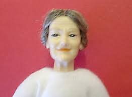 Посмотрите какое тонкое и изумительное лицо у пожилой дамы.