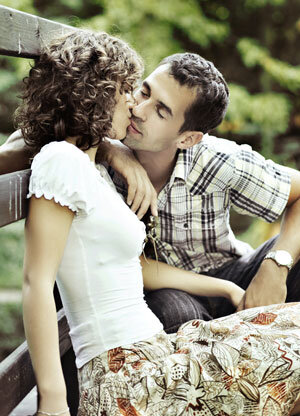 Если девушка вам нравится, вы хотите завладеть её вниманием, но до сих пор не знакомы, есть несколько советов, которые помогут вам ее добиться, увлечь и заинтересовать.