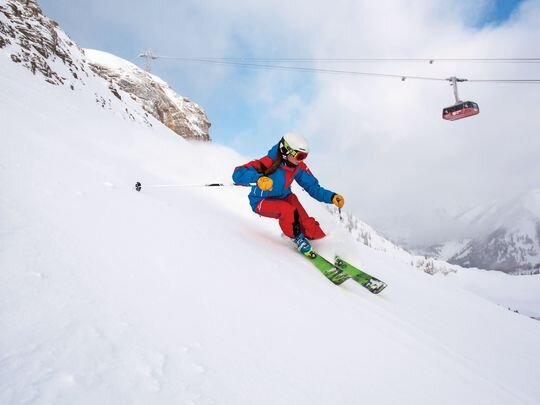 Курортный отель Jackson Hole Mountain предлагает катание на лыжах с гидом и ночное катание на близлежащей горе Сноу Кинг.