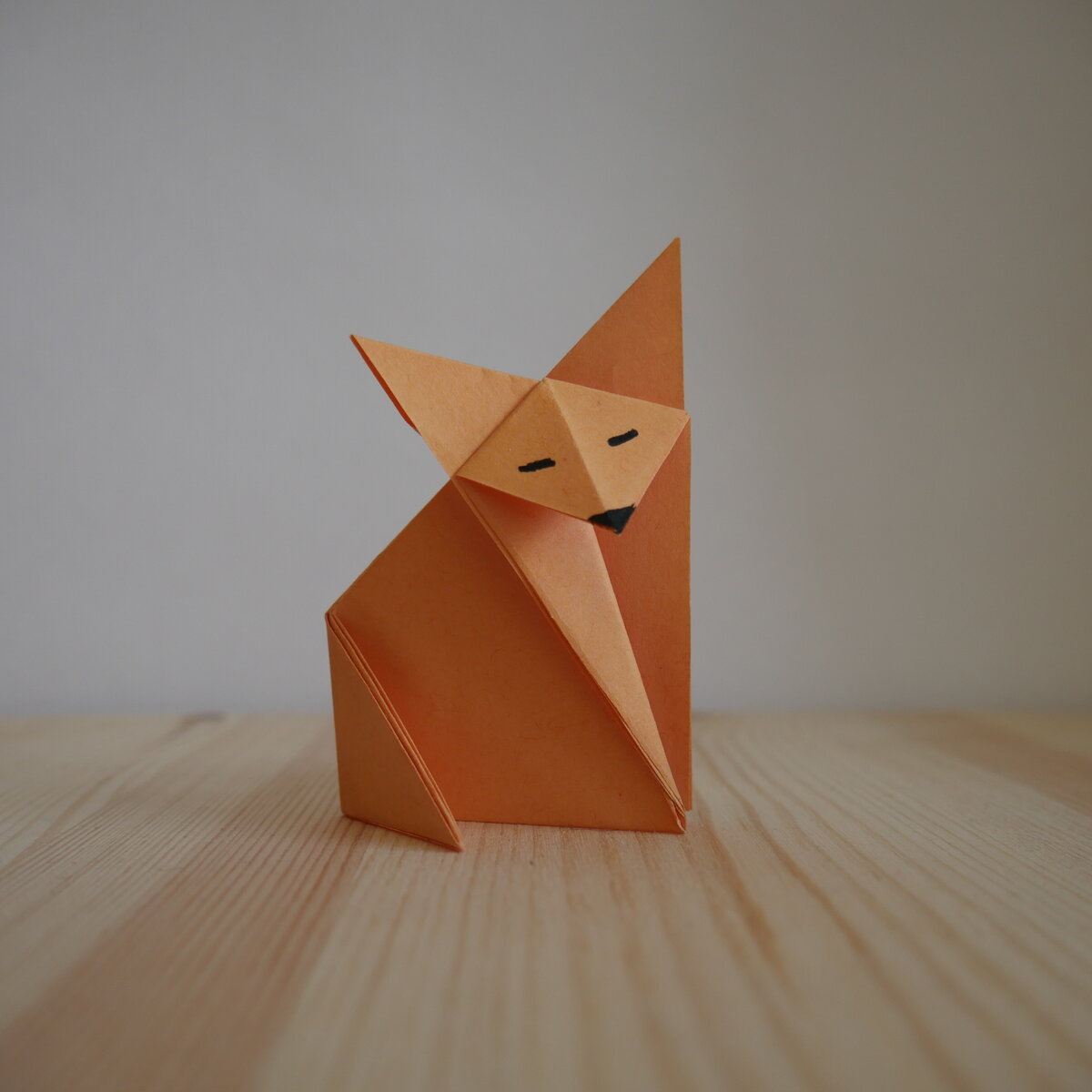 Оригами. Как сделать зайца из бумаги (видео урок)