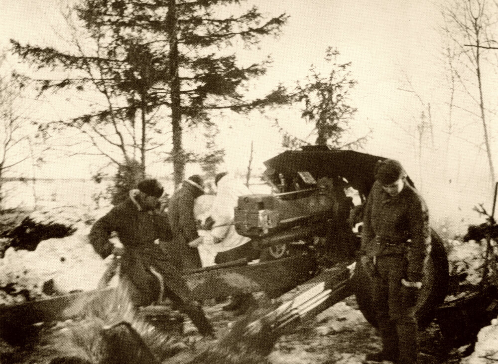 Советские артиллеристы ведут огонь из 122-мм гаубицы образца 1938 года (М-30). Ленинградский фронт. Авторское название фото — «Прямой наводкой». Автор: Всеволод Тарасевич. 1943 г.