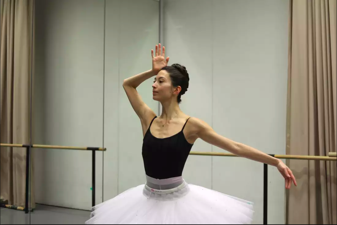 «Королева»- правая рука изображает корону