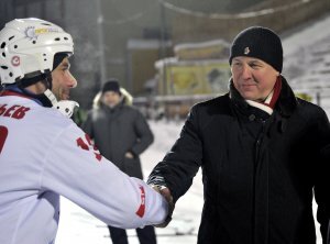 Во  втором тайме стартовцы пошли в наступление и шведский легионер Патрик  Юханссон вскоре вывел свою команду вперёд. Затем третий мяч в ворота  мурманчан отправил их капитан Денис Котков. Главный тренер хозяев Сергей  Чернецкий взял тайм-аут. После паузы Алексею Гладышеву удалось  сократить отставание - 2:3. Теперь уже минутного перерыва попросил  наставник гостей Андрей Бегунов. В концовке матча хозяева попытались  вырвать ничью, устроив массированный штурм ворот нижегородцев. Однако  волжане сдержали их натиск и сохранили победный для себя результат.