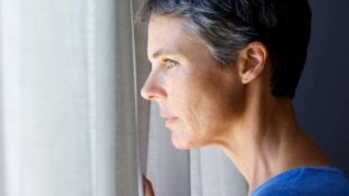 Несмотря на то, что тема климактерия достаточно часто возникает на различных женских форумах, у многих дам остается масса вопросов, которые не дают им покоя. Так практически всех представительниц прекрасного пола интересует, как начинается климакс, во сколько лет начинается климактерический период, каковы его первые симптомы и нужно ли лечить данное состояние. Рассмотрим эти вопросы подробнее и попытаемся дать на них полноценные ответы: