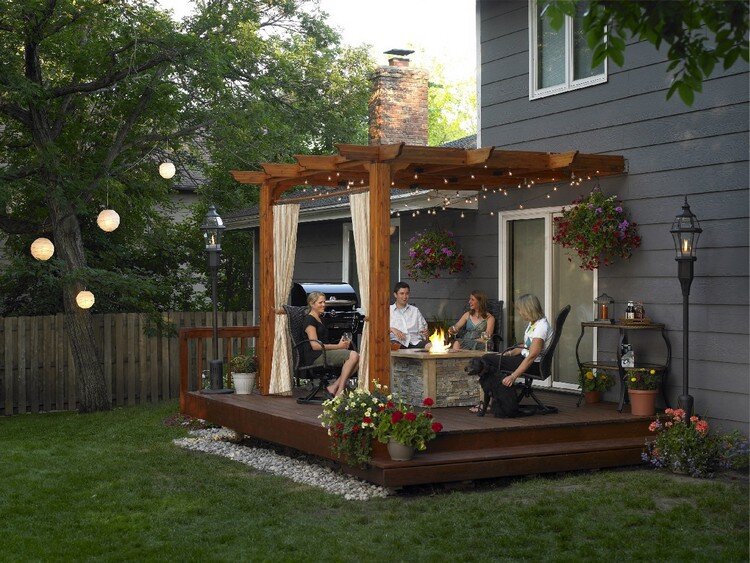 Дачная жизнь имеет свой неповторимый статус, ты как бы на время становишься не городским жителем, но и не сельским, а где-то между. 