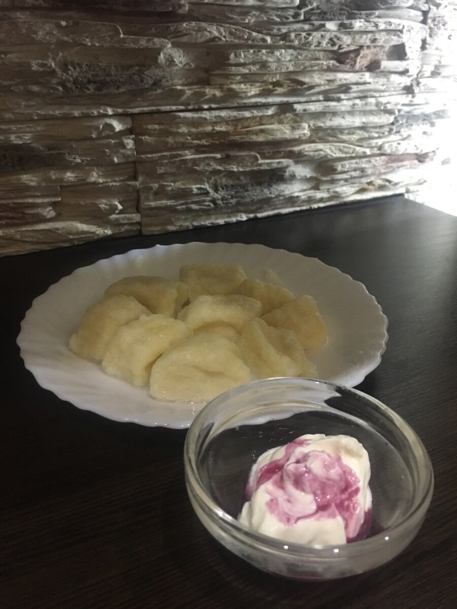 Вариант подачи блюда со сметаной и смородиновым сиропом