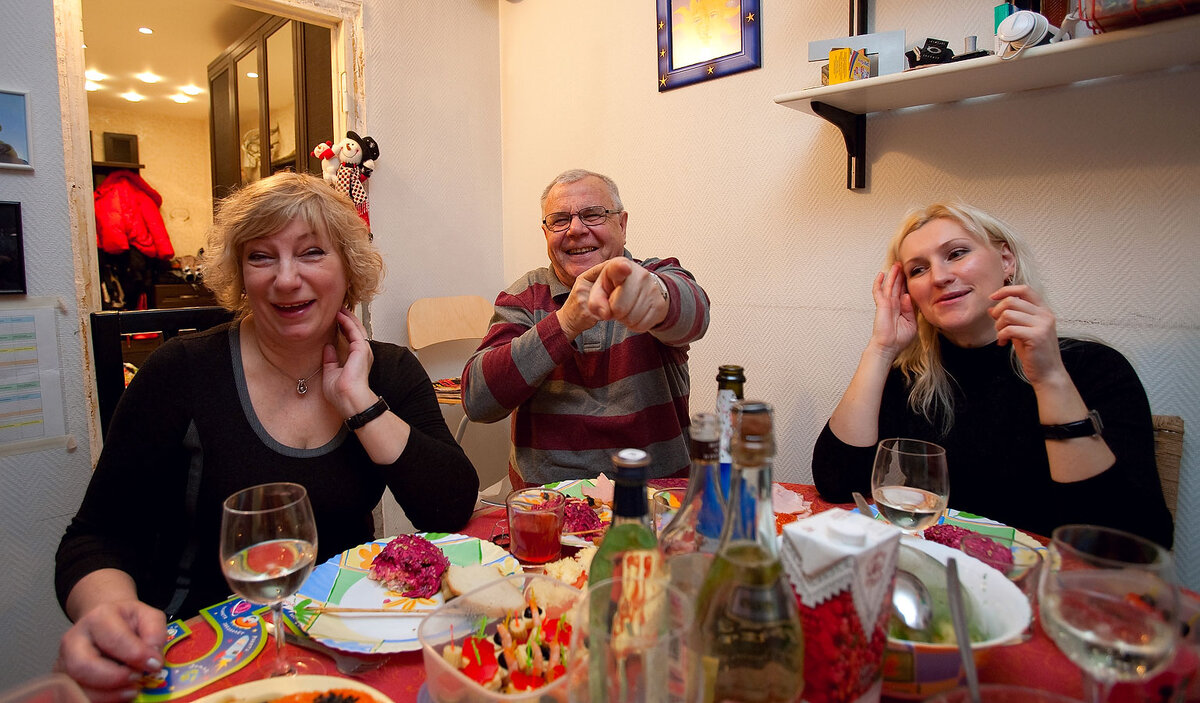 –  Маша, да это настоящие голограммы!.. Ты должна верить родному мужу!..