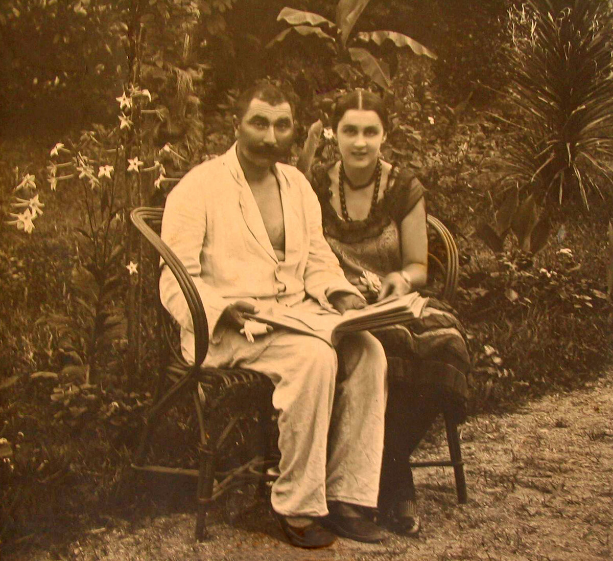 Буденный со второй женой, а вот фотографии первой нет. Удивительно?