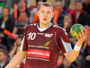 Вот только, судя по всему, Самсоненко от своих слов не откажется, и разлетятся Дайнис Криштопанс с Тимуром Дибировым, рвавшие и метавшие в обозреваемой игре, по городам и весям Европы, оставив клуб из Скопье жевать сухари. Причина ухода россиянина ясна не очень. Сам Сергей сказал, что уже устал «вкидывать в проект деньги», однако, думается, что дело несколько в другом. В том, например, что Самсоненко так и не добился усиления своих позиций в политической жизни «новой Родины». А раз так, так и смысла вкладываться дальше в безнадёжный проект нет никакого, тем более, что на горизонте замаячили перспективы сотрудничества с Гинером (ЦСКА)…