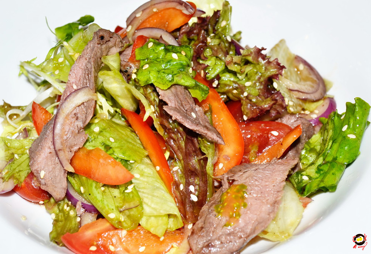 Салат огурцы буженина. Салат с бужениной. Салат с бужениной и овощами. Теплый салат с бужениной. Салат с печеными овощами и мясом.
