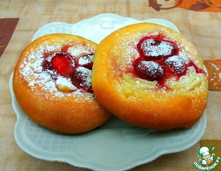 Предлагаю испечь невероятно вкусные булочки с приятной кислинкой клубники, с нежным ванильным пудингом и мягким, воздушным тестом.