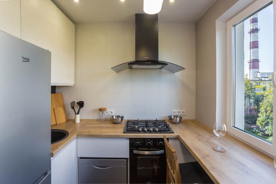 Пример: в кухне используется всего три цвета - белый (доминирующий), серый (под металл), коричневый.