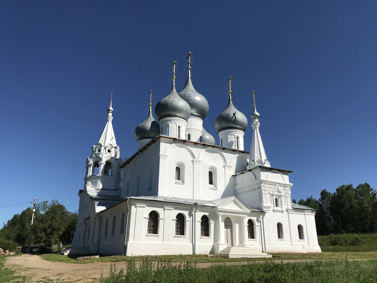 Храм левый берег. Крестовоздвиженский храм в Тутаеве.