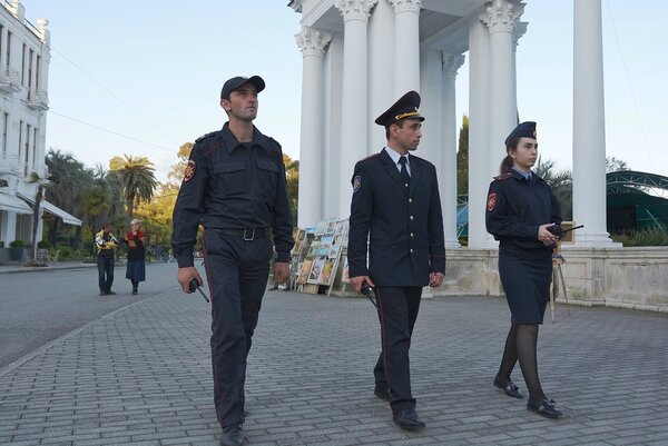 Почему милиция в Абхазии так лояльно относится к местным нарушителям на дорогах?