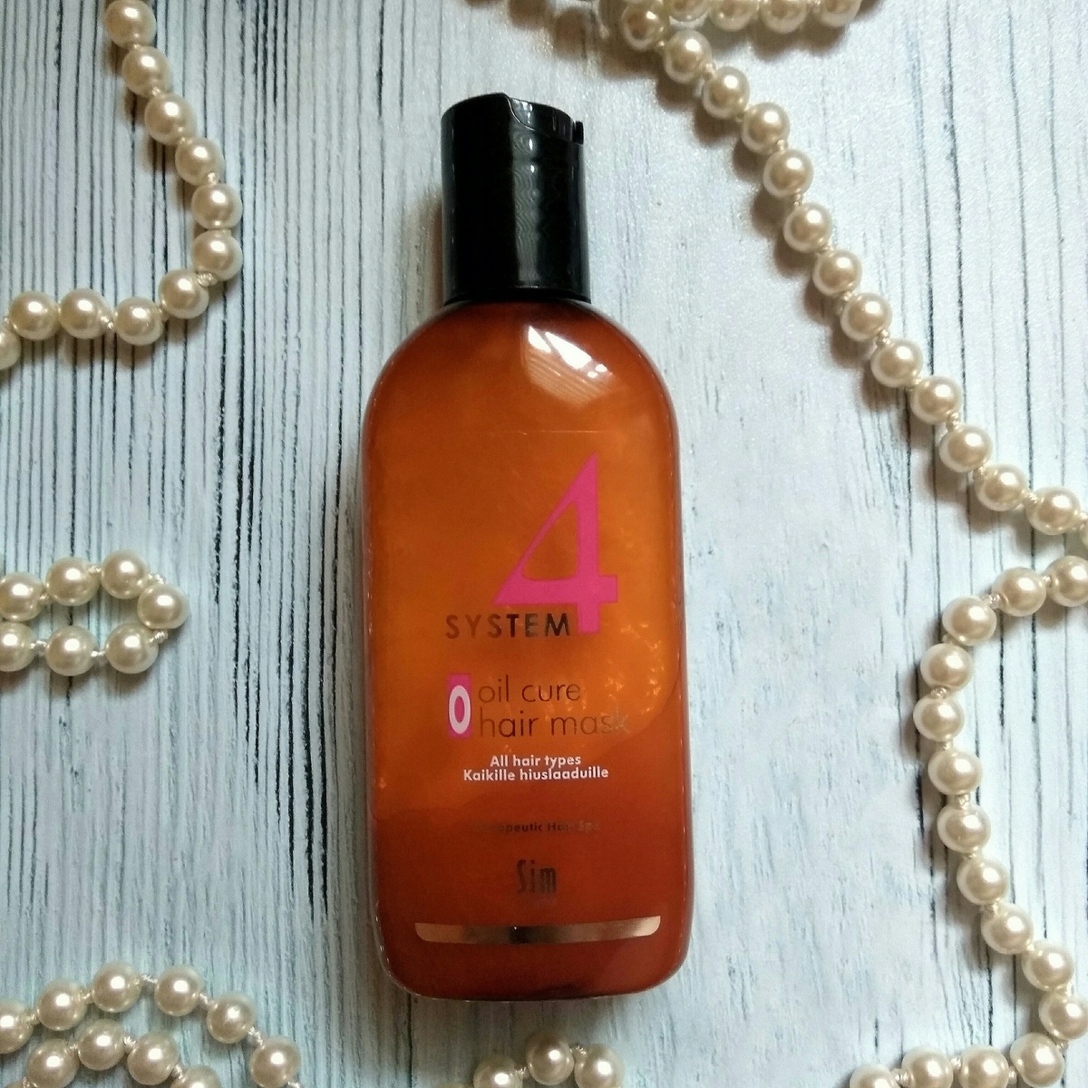 Я заказывала эту маску в местной аптеке (живу в Московской области), стоила она примерно 400 рублей. Цена недешевая, но эффектом я довольна. 