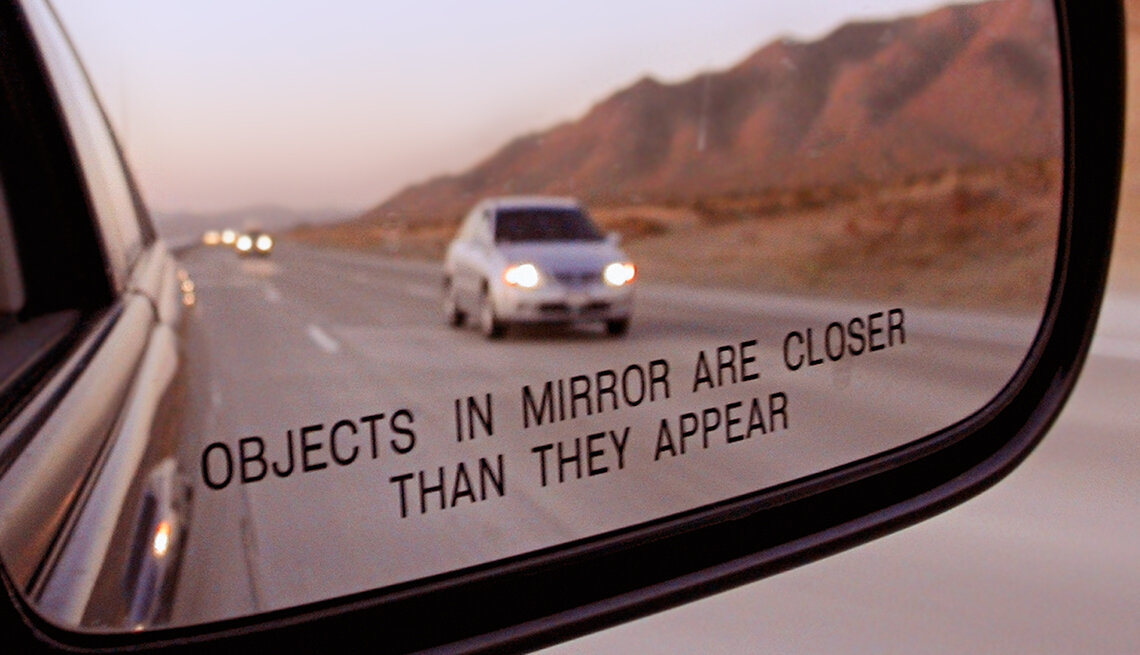«Objects in mirror are closer than they appear» (объекты отраженные в зеркале ближе, чем кажутся). Источник изображения: aarp.org