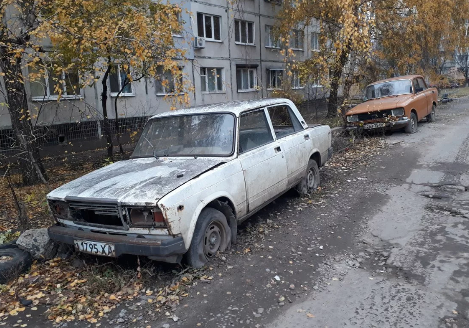 Убитый в хлам отечественный автомобиль