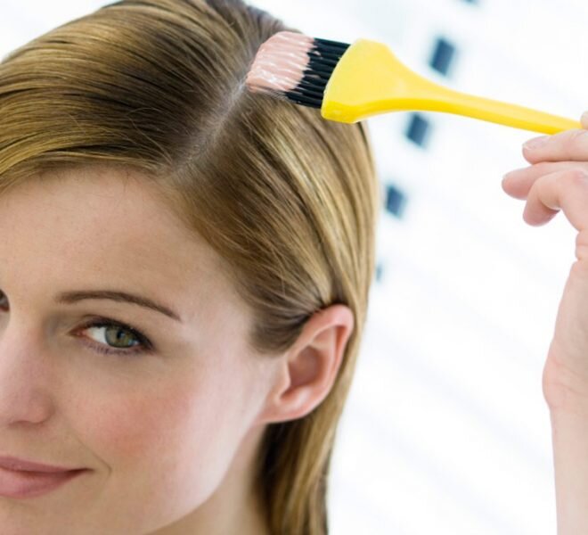 Девушка красит волосы. Парикмахер красит волосы. Девушка красит себе волосы. Запрещено стричь волосы. Девушка красит волосы.