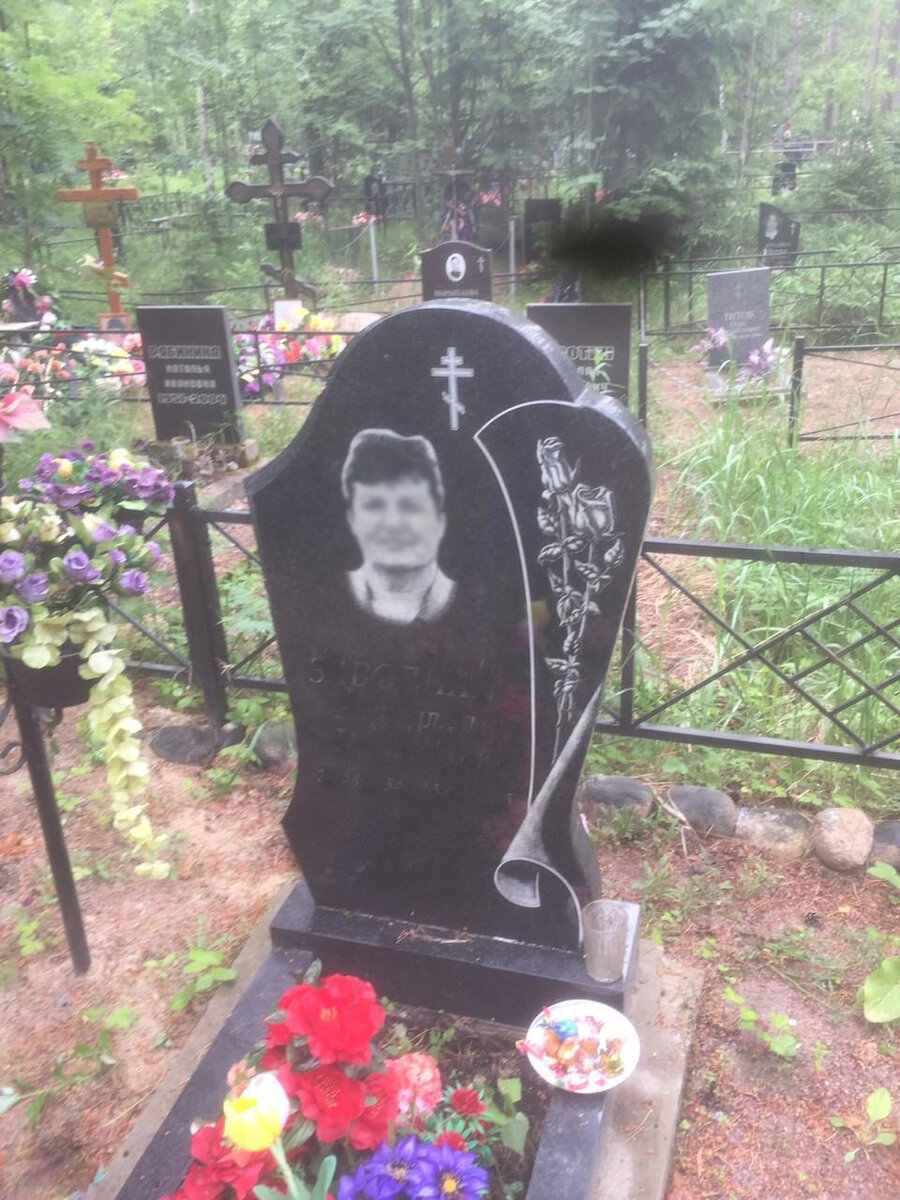 Фото памятника максимально обезличила, справа вверху то самое облако.