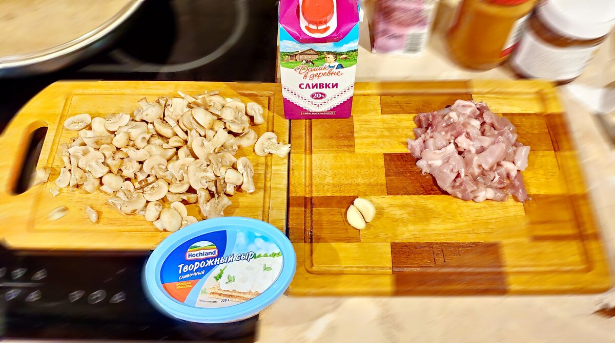Грибы, сливки, курица, чеснок, сыр.