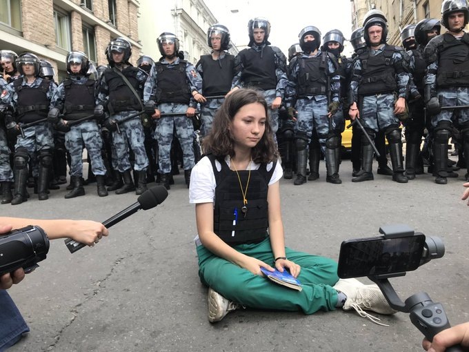 Ольга Мисик читает Конституцию ОМОНУ