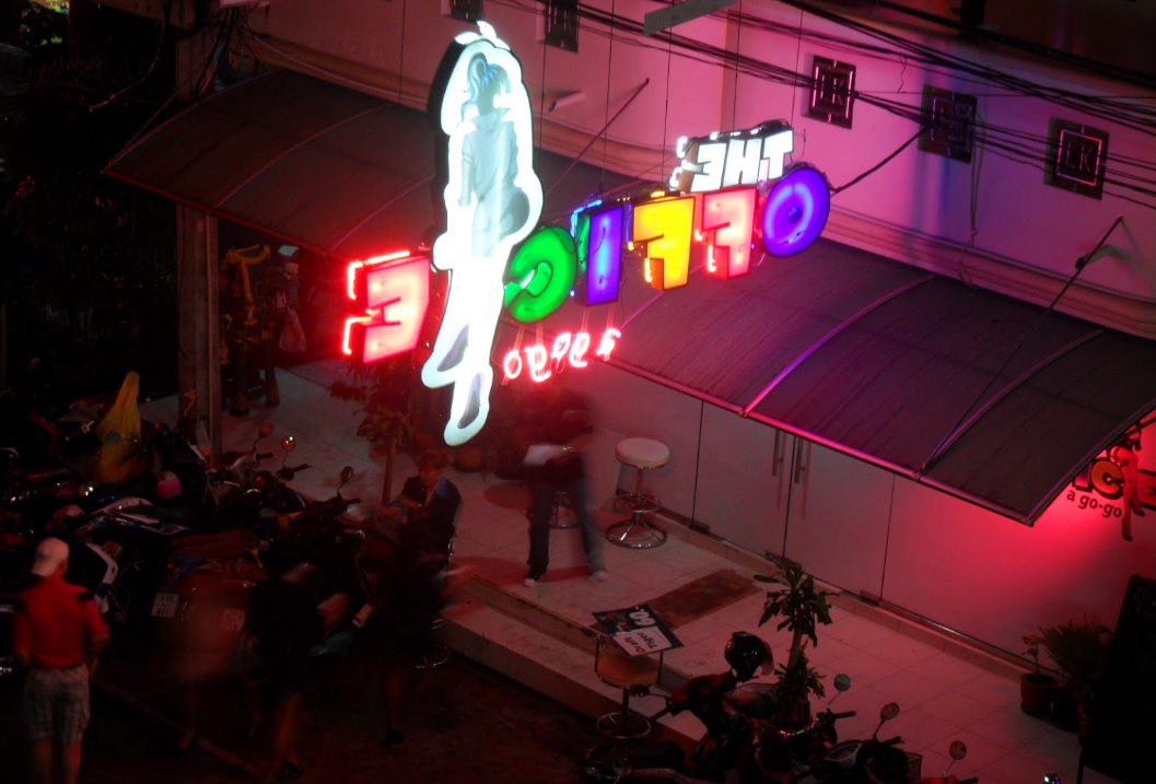 Вход в заведение The Office. Фото сделано с балкона отеля, который находится на этой же улице.