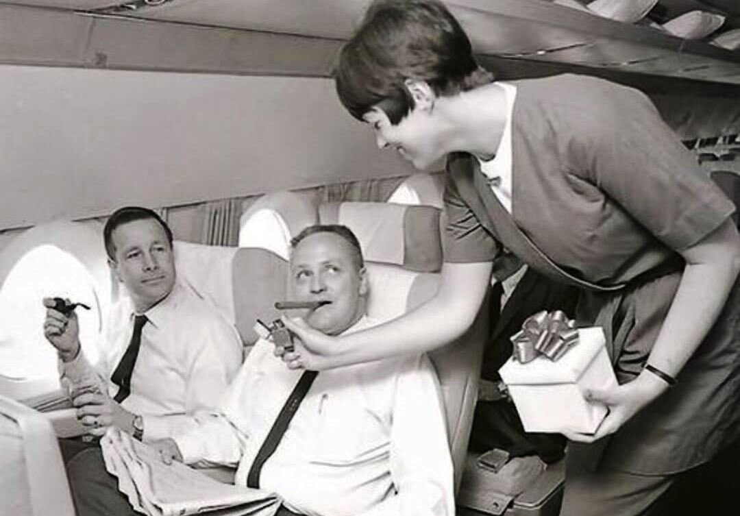 В России запрет на курение в самолётах вступил в силу 1 июля 2001 года. 